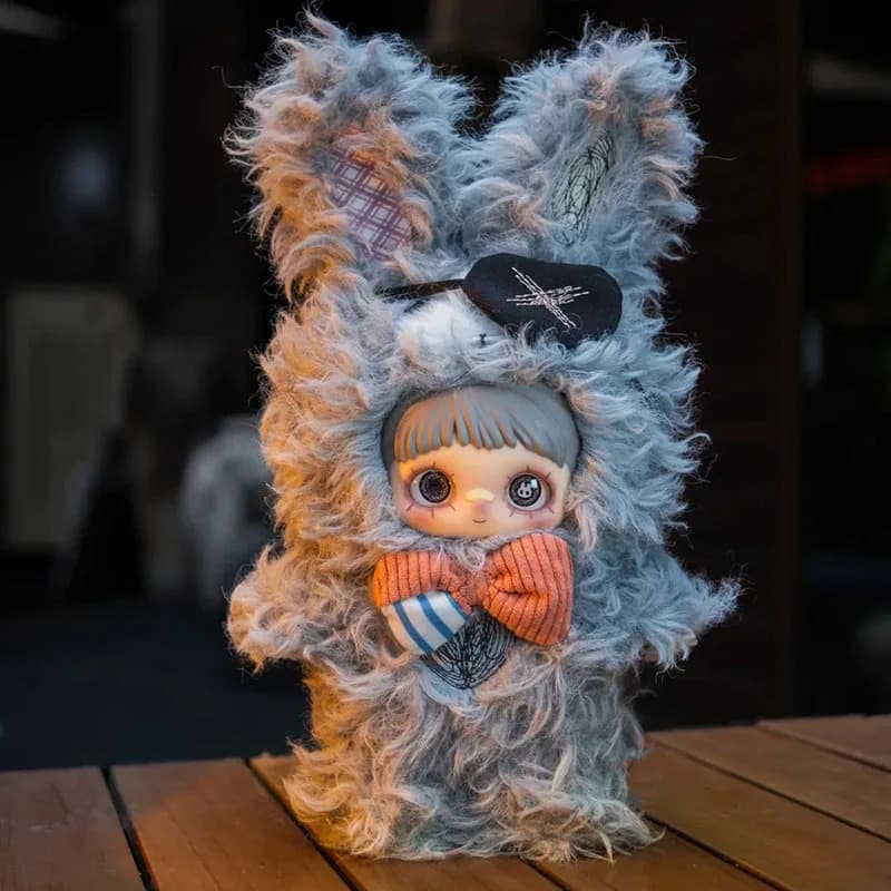 Фигурка 'Безумие' из серии MayMei V2 Dark Forest Blind Box в сером костюме