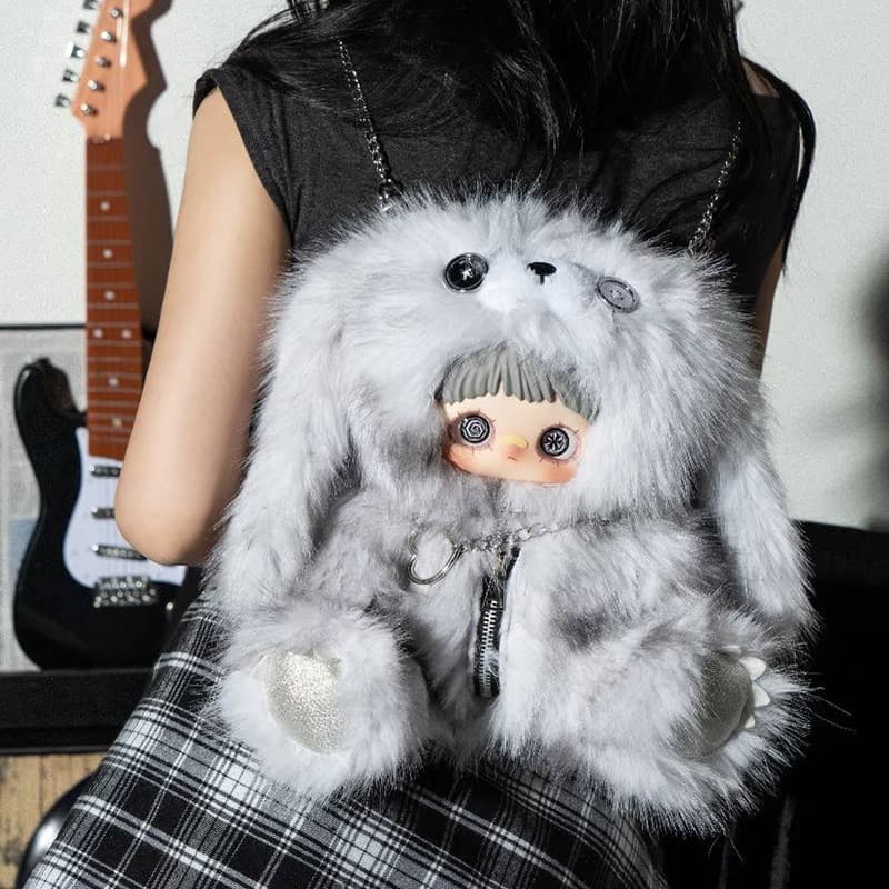 Фигурка из серии MayMei Rebel Doll Backpack Blind Box на спине